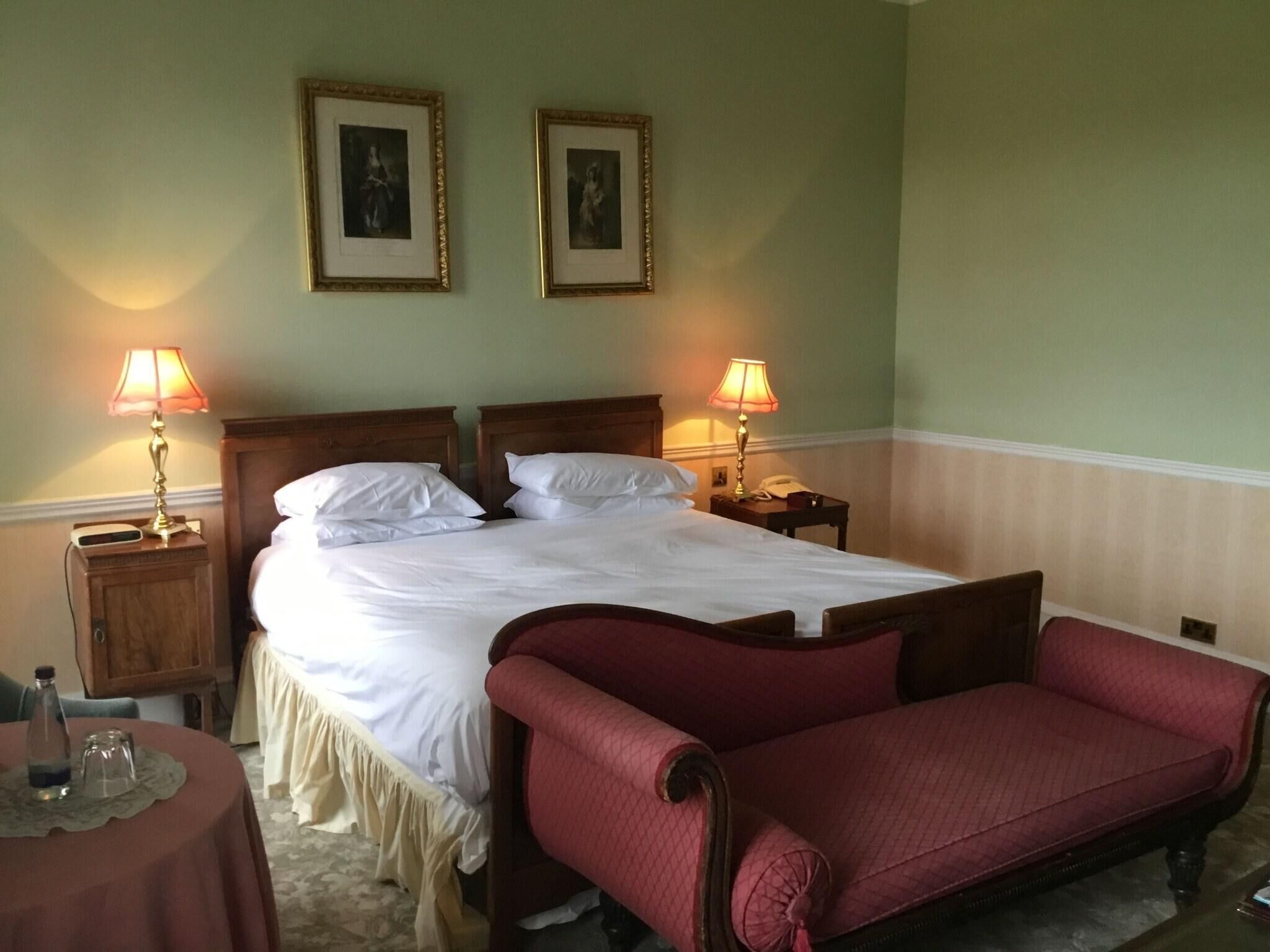 Luxe beddengoed, donsdekens, pillowtop-bedden, een bureau