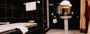 Chambre Supérieure Double ou avec lits jumeaux | Salle de bain | Ensemble douche/baignoire, articles de toilette de luxe, sèche-cheveux