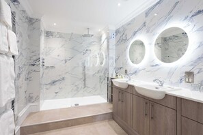 Suite | Badkamer | Designer toiletartikelen, een haardroger, badjassen, handdoeken