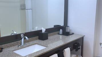 Combined shower/bathtub, designer toiletries, hair dryer, towels