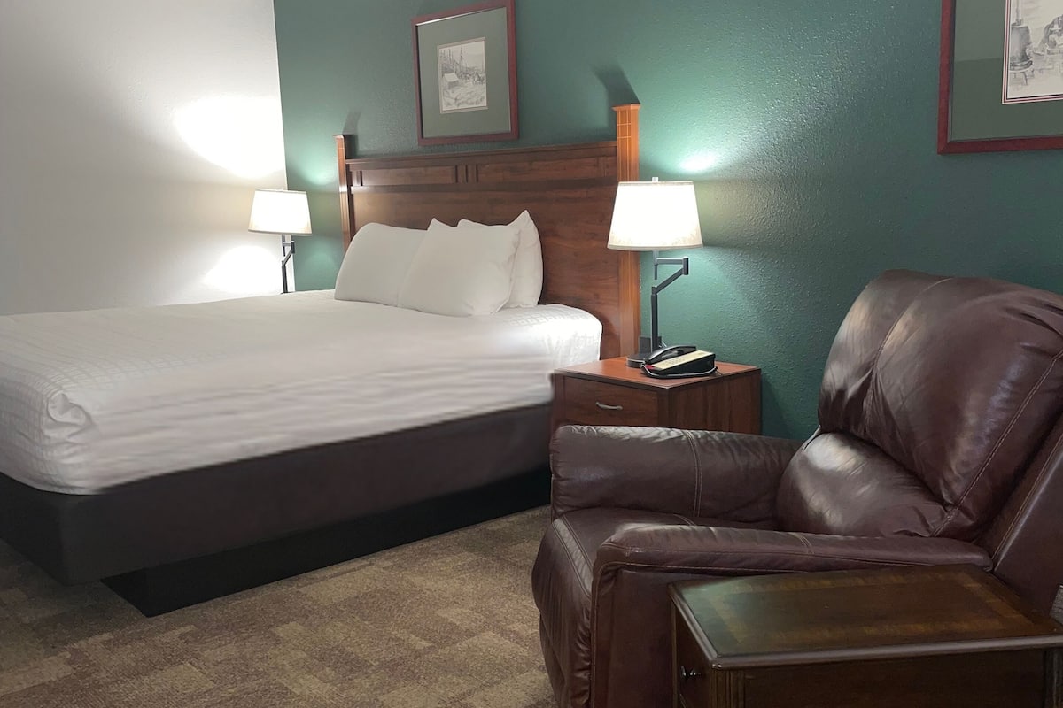 King Bedroom with Recliner | Egyptian cotton sheets, premium bedding, pillowtop beds, desk