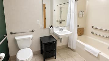Une salle de bain avec des toilettes, un lavabo et une baignoire.