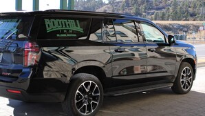 Ein schwarzer SUV mit 