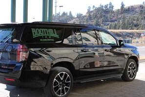 Un SUV negro con la marca "BOOTHILL INN" y el texto "BILLINGS, MONTANA" en la ventana trasera.