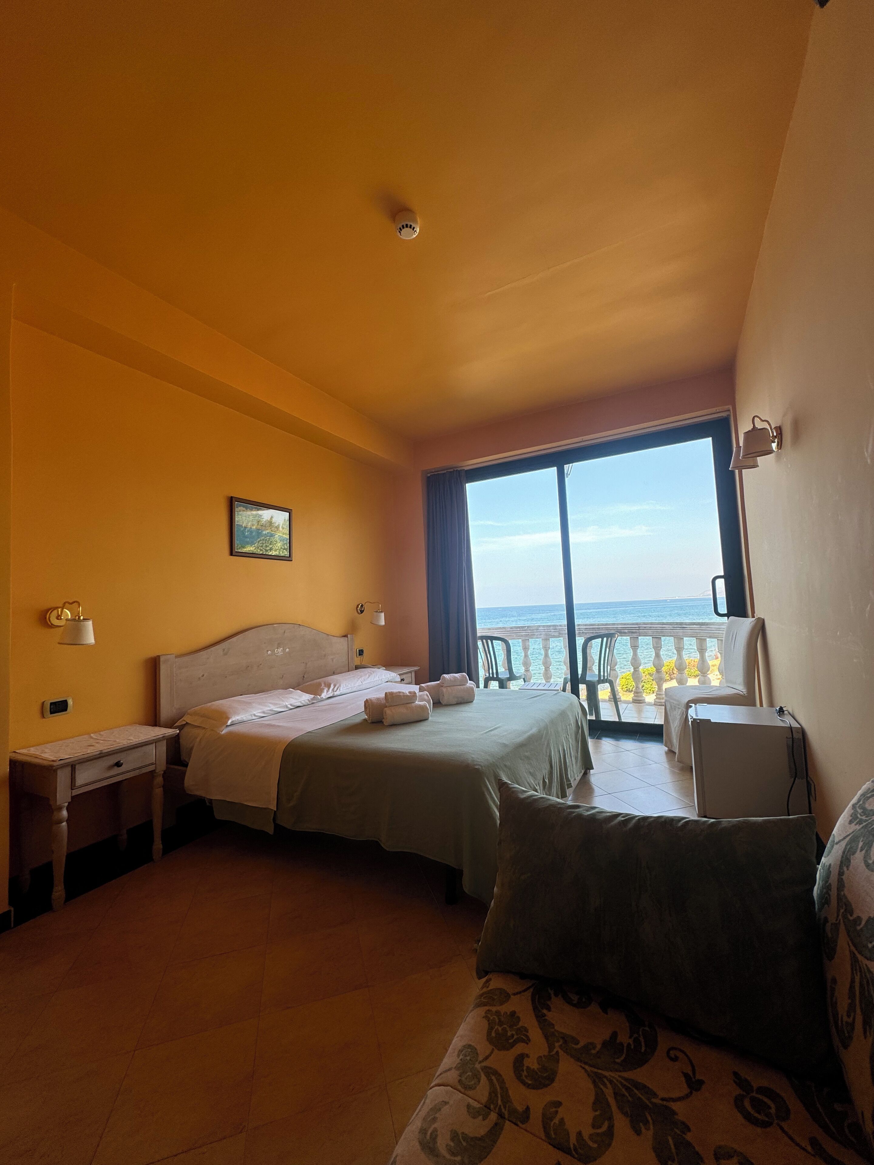 Standard-Doppelzimmer, 1 Doppelbett, Balkon, Meerblick | Verdunkelungsvorhänge, schallisolierte Zimmer, Bettwäsche