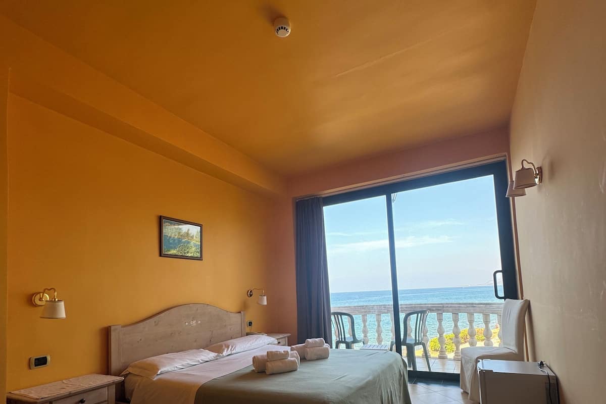 Standard-Doppelzimmer, 1 Doppelbett, Balkon, Meerblick | Verdunkelungsvorhänge, schallisolierte Zimmer, Bettwäsche