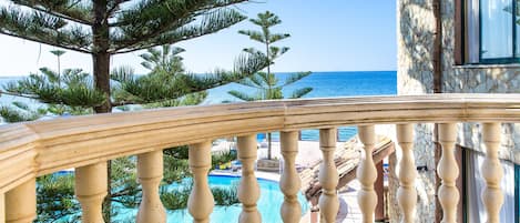 Escritorio, cortinas blackout, sistema de insonorización y ropa de cama