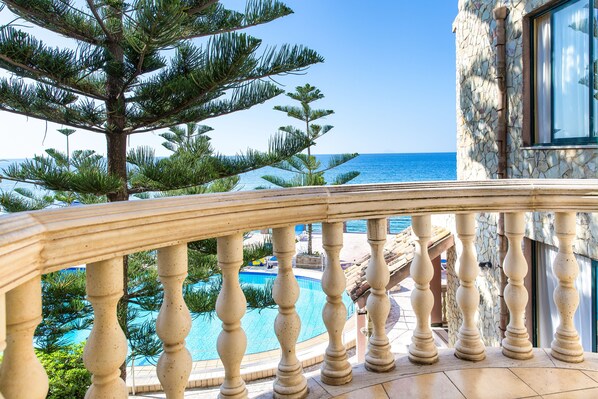 Bureau, rideaux occultants, chambres insonorisées, draps fournis