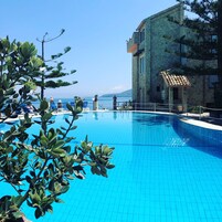 Una piscina al aire libre de temporada, una piscina en la azotea