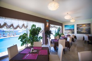 Petit déjeuner, déjeuner, dîner et brunch servis sur place