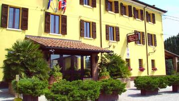 Vista frontal de la propiedad