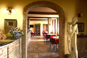 Free daily local cuisine breakfast - Hotel Antico Casale (Vigarano Mainarda)