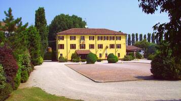 Vista frontal de la propiedad