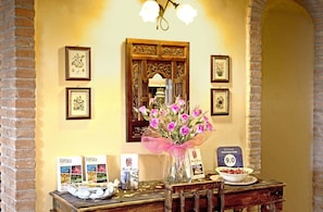 Lobby lounge