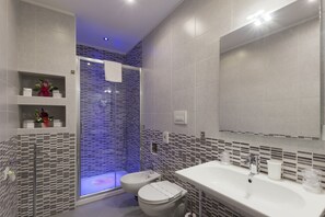 Kamar Quadruple Klasik | Kamar mandi | Perlengkapan mandi desainer, pengering rambut,  dan handuk