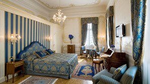 A room with a large bed, a desk, a chair, and a small table. - Hotel Villa Condulmer (Mogliano Veneto)