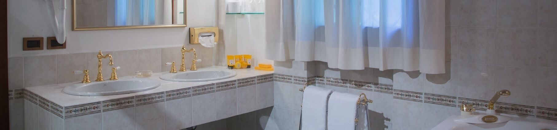 family suite, garden view | bathroom sink