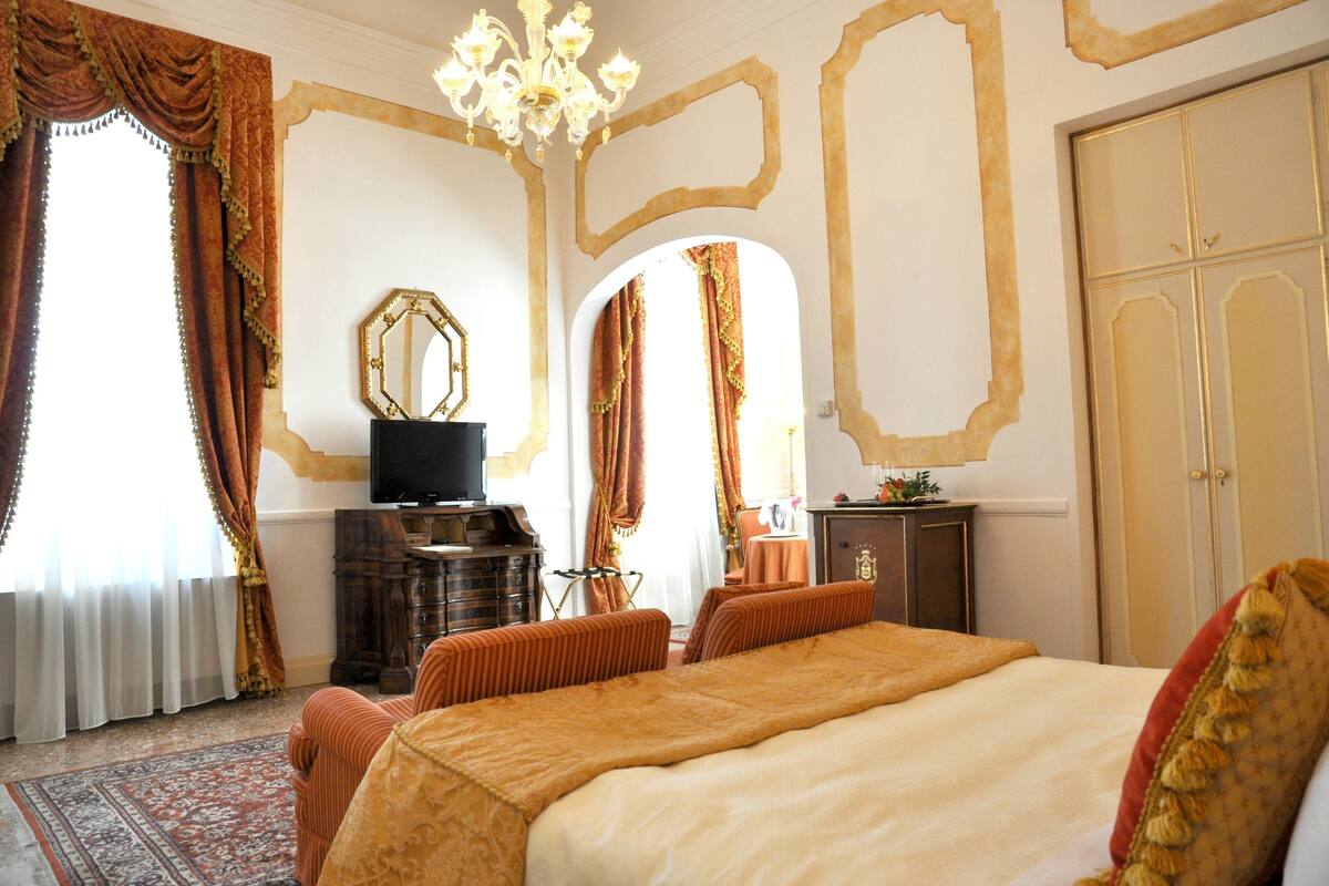 Villa (Suite Villa Liz Taylor) | Minibar, in-room safe, desk, laptop workspace