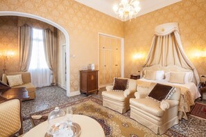 Villa (Suite Villa Ronald Reagan) | Minibar, in-room safe, desk, soundproofing