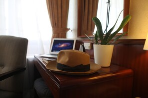 Minibar, coffres-forts dans les chambres, bureau
