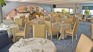 Breakfast, lunch and dinner served