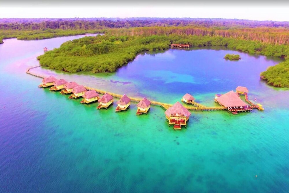 Punta Caracol Acqua Lodge