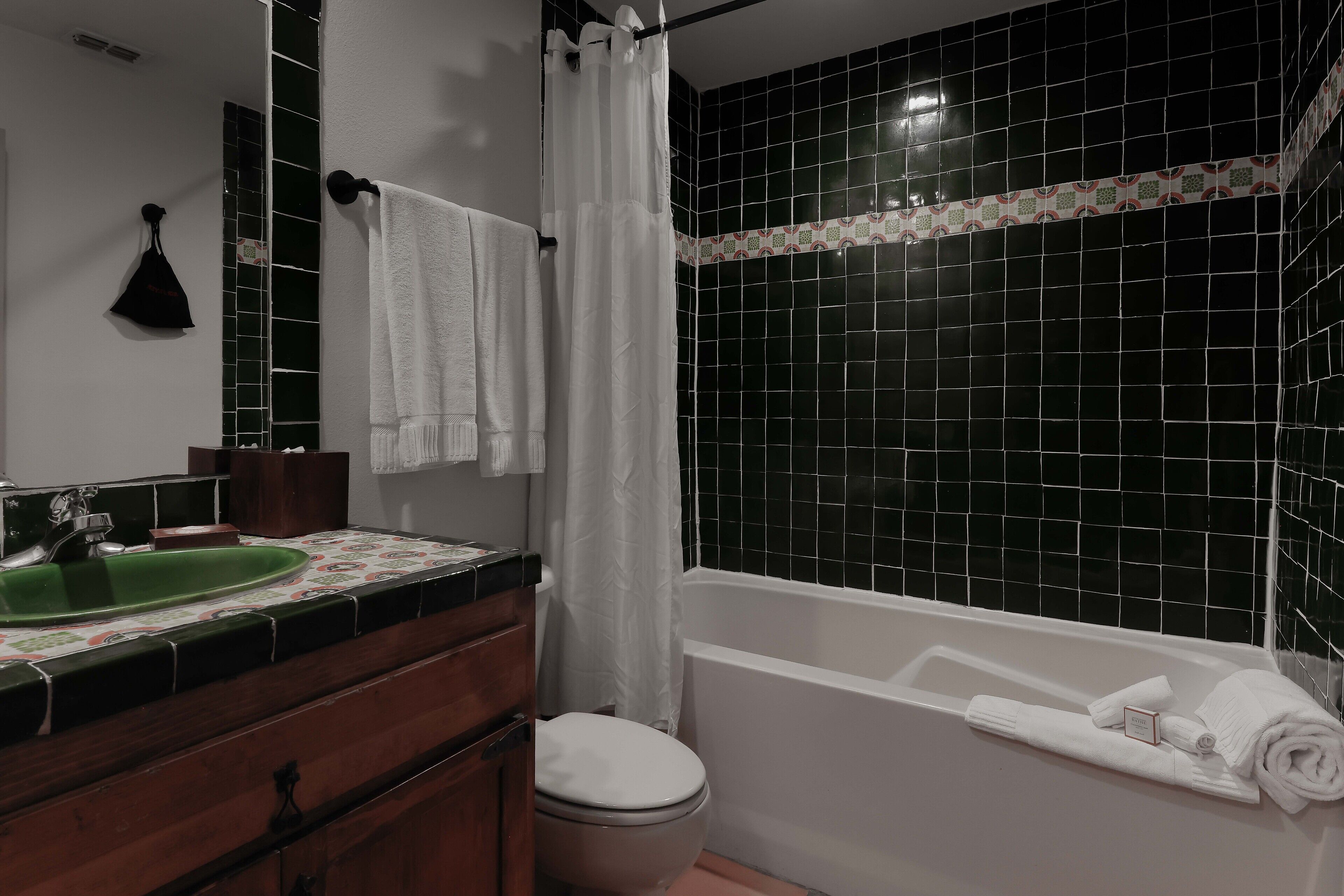 combined shower/bathtub, free toiletries, hair dryer, towels