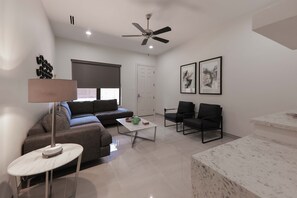 豪華單人房, 1 間臥室, 私人浴室, 花園景 (Deluxe Suite) | 客廳 | 平面電視