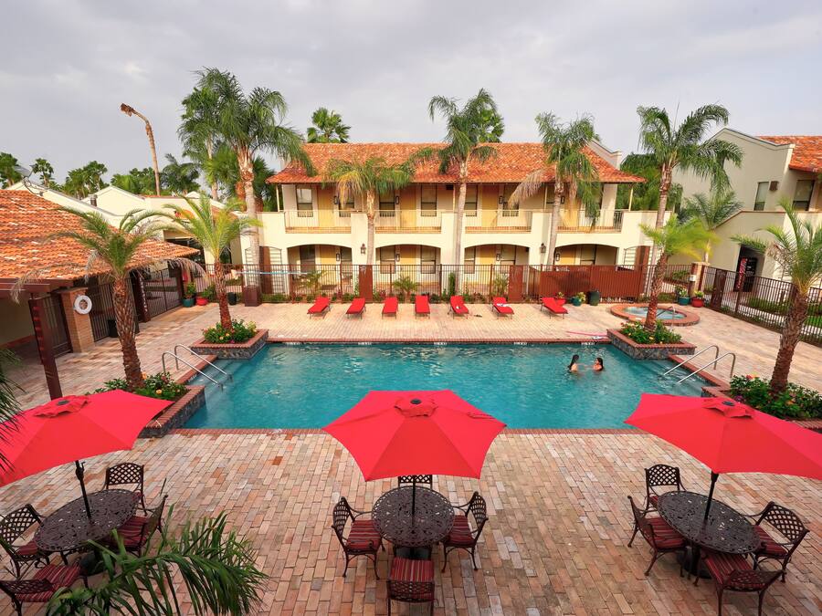 Kolam renang terbuka, payung kolam, kerusi lepak pantai