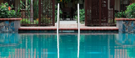 Szabadtéri medence, nyitva 10:00 és 22:00 között, napernyők