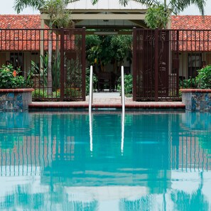 Outdoor pool, open 10 AM to 10 PM, pool umbrellas, sun loungers - The Bungalows on Shary, Mission-McAllen (Mission)