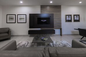 Honeymoon Suite, 1 Bedroom, Jetted Tub, Garden View (Honeymoon Suite) | Living area | Flat-screen TV