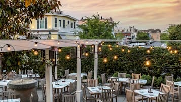 2 restaurants servant le petit-déjeuner