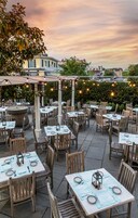 2 restaurants, breakfast served
