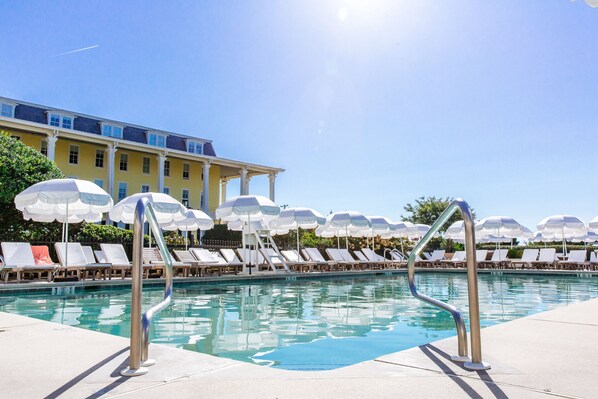 Piscine extérieure (ouverte en saison), parasols de plage