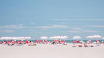 Trên bãi biển, cát trắng, nhà lều trên biển, ghế dài tắm nắng