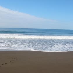 Na praia, areia preta