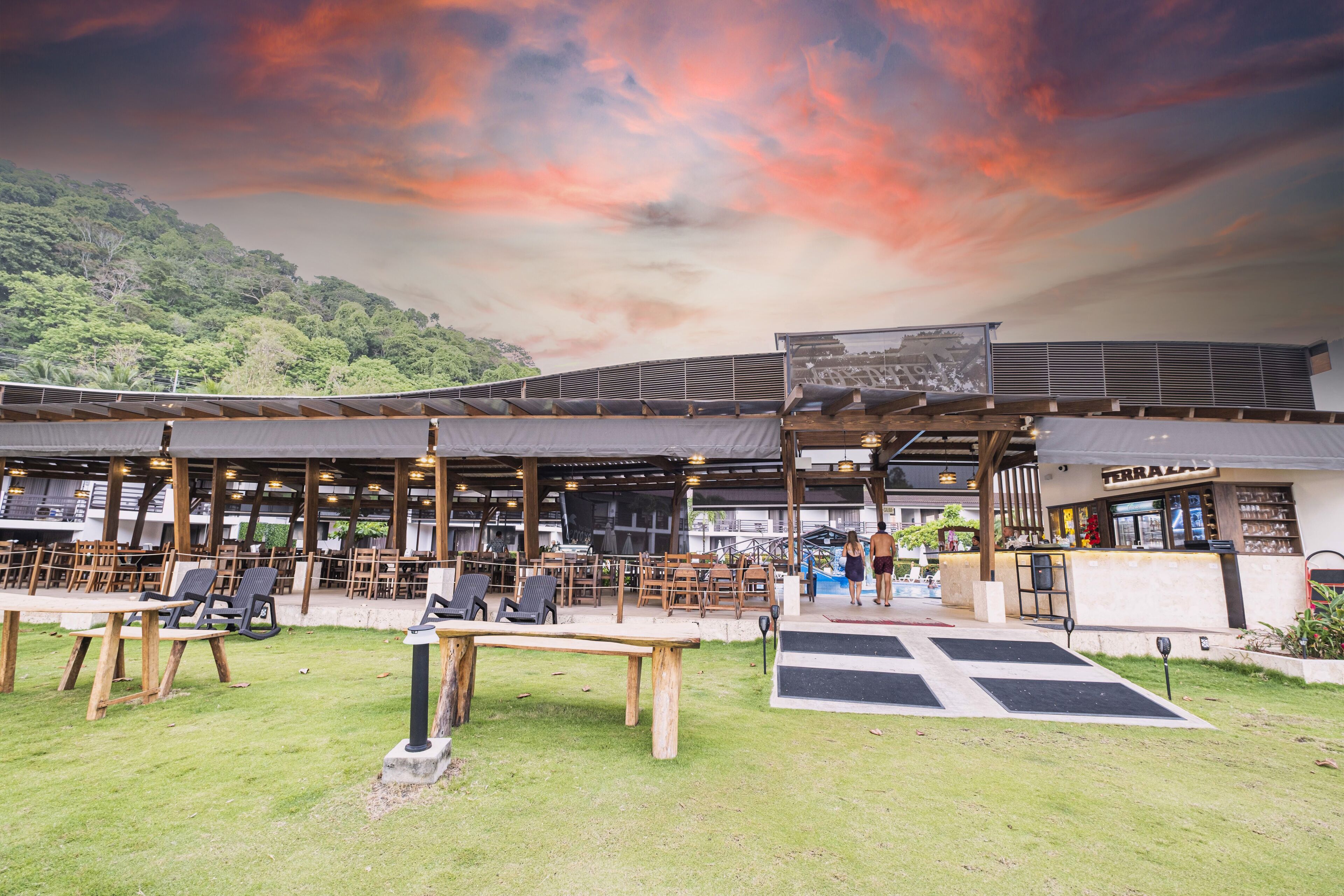 Breakfast, lunch, dinner served; international cuisine 