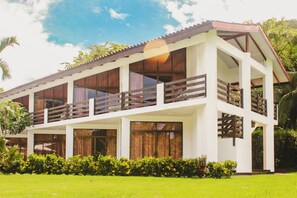 Vista frontal de la propiedad