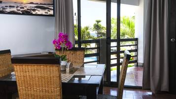 Villa, vista a la alberca | Área de sala de estar | Televisión