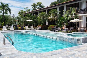 สระว่ายน้ำกลางแจ้ง, เก้าอี้อาบแดดริมสระ