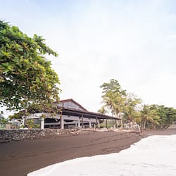 Na praia, areia preta