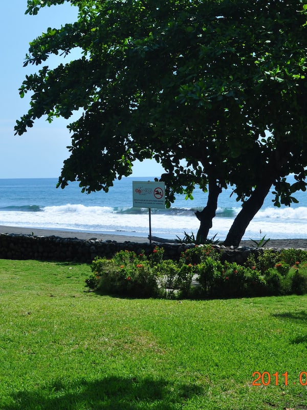 Na praia, areia preta