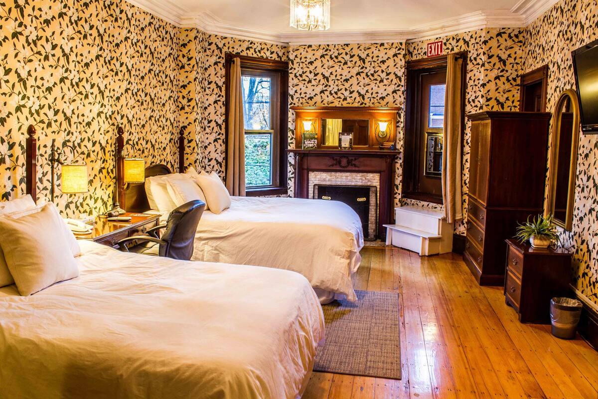 Deluxe Double Room with Two Double Beds @ 1087 Beacon St.  | 책상, 다리미/다리미판, 무료 WiFi, 알람 시계