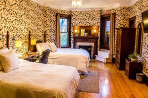 Deluxe Double Room with Two Double Beds @ 1087 Beacon St.  | Escritorio, tabla de planchar con plancha, wifi gratis y despertador