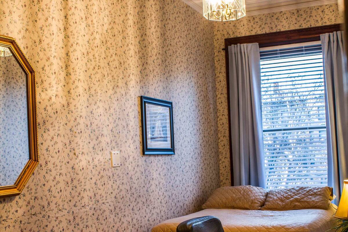 Double Room with One Double Bed and Private Detached Bath @ 1087 Beacon St. | 책상, 다리미/다리미판, 무료 WiFi, 알람 시계
