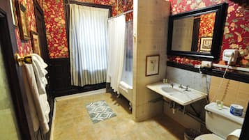 Double Room with One Double Bed and Private Detached Bath @ 1087 Beacon St. | Badkamer | Een douche, een haardroger, handdoeken