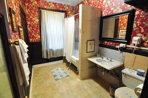 Double Room with One Double Bed and Private Detached Bath @ 1087 Beacon St. | Badezimmer | Dusche, Haartrockner, Handtücher