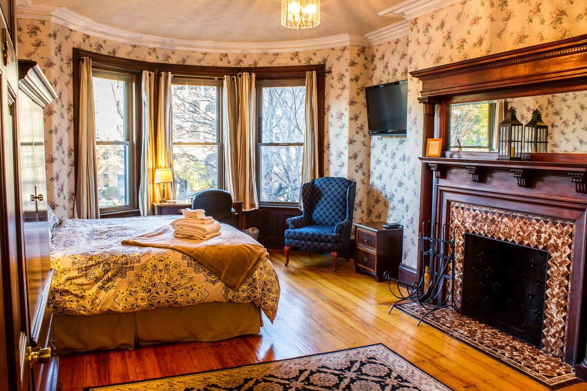 King Room @ 1087 Beacon St.  | 책상, 다리미/다리미판, 무료 WiFi, 알람 시계