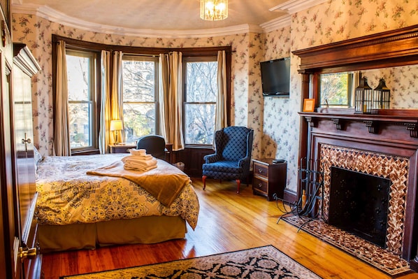 King Room @ 1087 Beacon St. | Schreibtisch, Bügeleisen/Bügelbrett, kostenloses WLAN, Wecker